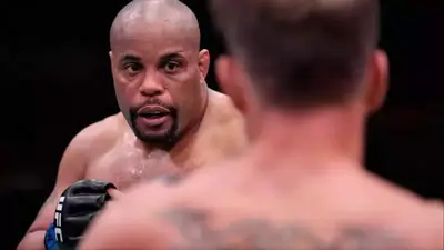 Кормье рассказал, о чем больше всего жалеет за свою карьеру в UFC