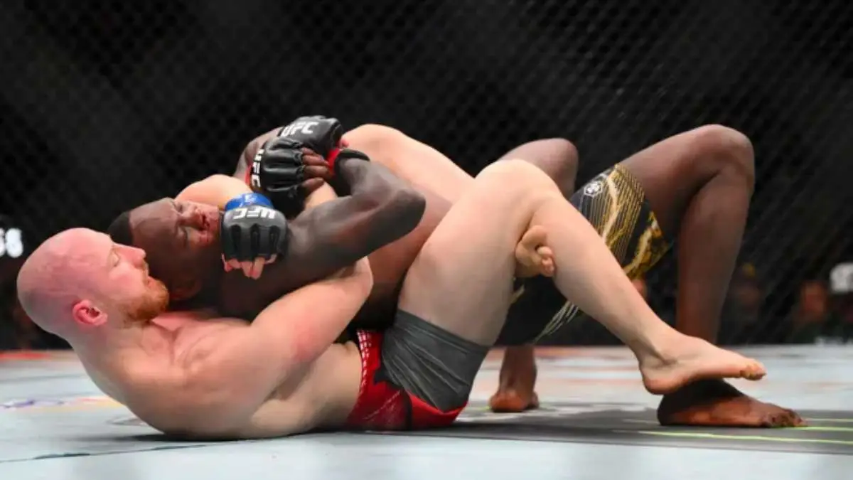 Кормье после четвертого поражения Адесаньи: Ему стоит продолжать драться