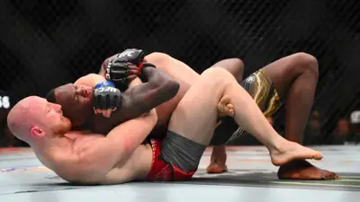 Кормье после четвертого поражения Адесаньи: Ему стоит продолжать драться