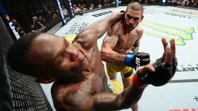 Исраэль Адесанья оценил шансы Перейры стать чемпионом в трех весовых