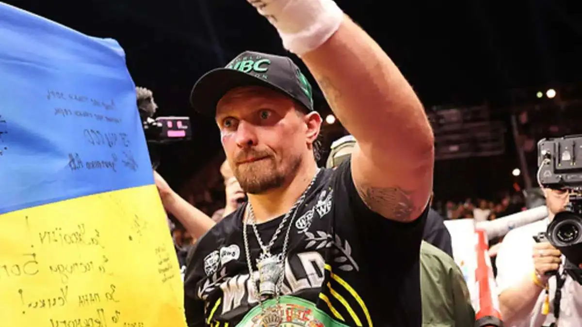 Александр Усик вакантирует все свои чемпионские титулы