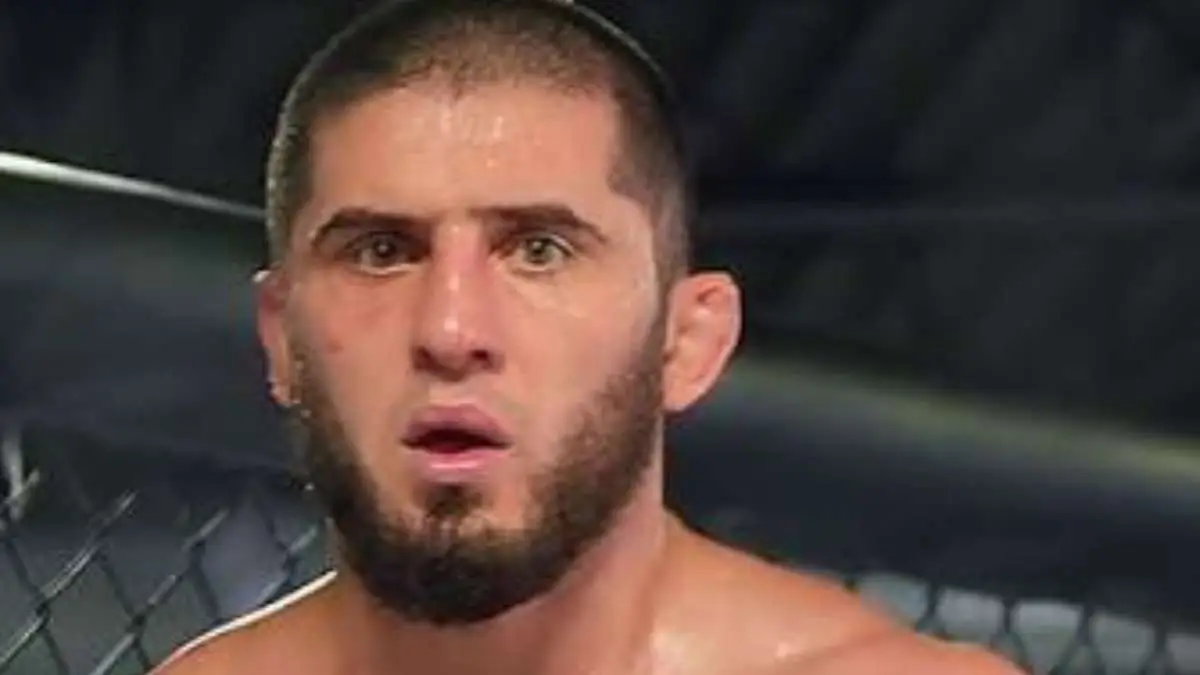 Кормье объяснил, почему Махачева ждет тяжелый бой на UFC 330