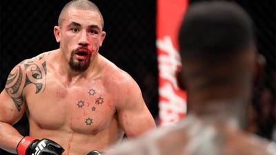 Роберт Уиттакер снят с боя против Джареда Каннонье на UFC 248