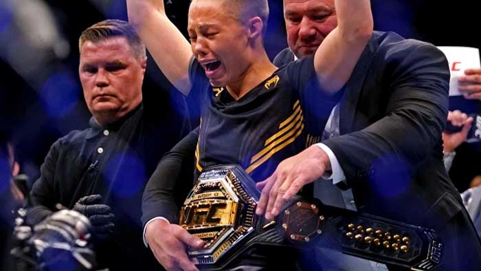 Роуз Намаюнас победила Вэйли Жанг на UFC 261 и вернула чемпионский титул