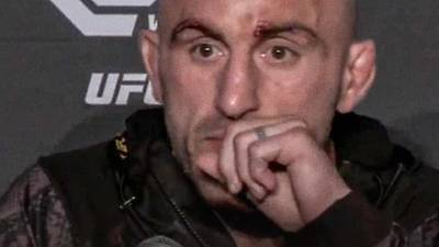 Алекс Волкановски не сдержал слез на пресс-конференции UFC 294