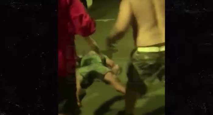 Видео: Би Джей Пенна вырубили во время пьяной драки в баре